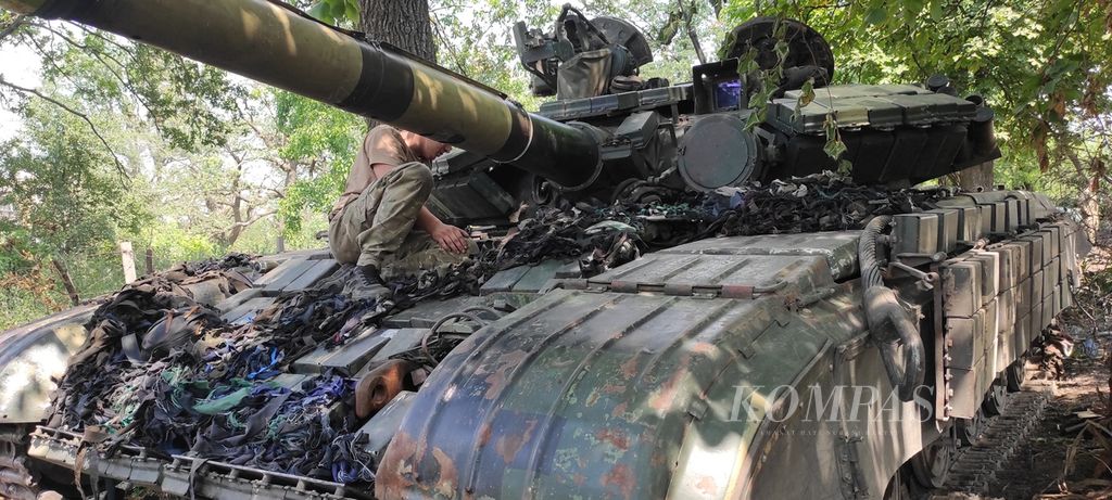 Anggota batalyon kavaleri Ukraina di salah satu palagan depan perang Rusia-Ukraina pada awal Juli 2022. Hampir 10.000 tank dan aneka kendaraan tempur lapis baja hancur dalam perang yang meletus sejak 24 Februari 2022 itu. Sampai 8 Juli 2022, belum ada tanda-tanda perang akan berhenti.