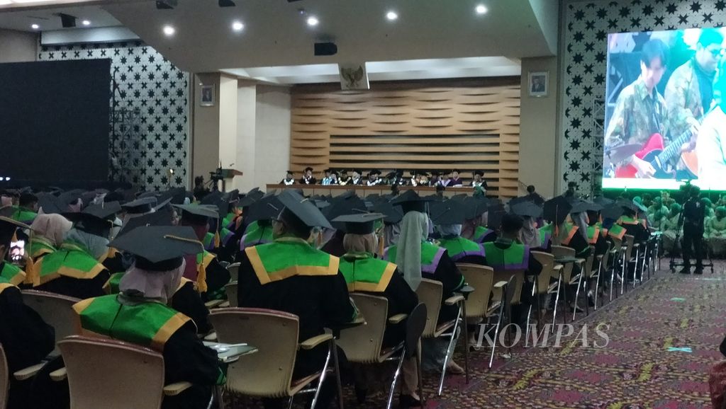 Ratusan mahasiswa sarjana dan pascasarjana Univeritas Yarsi mengkuti wisuda di Jakarta, Sabtu (25/10/2023).