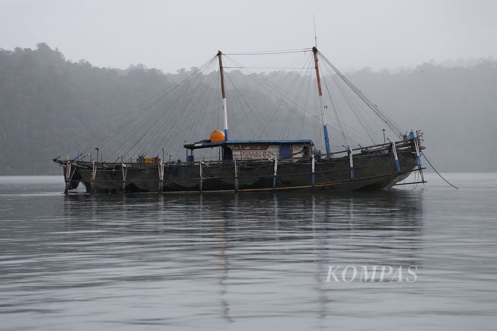 Bagan apung yang digunakan nelayan untuk menangkap ikan terlihat di perairan Kaimana, Kabupaten Kaimana, Papua Barat, Senin (14/6/2021).