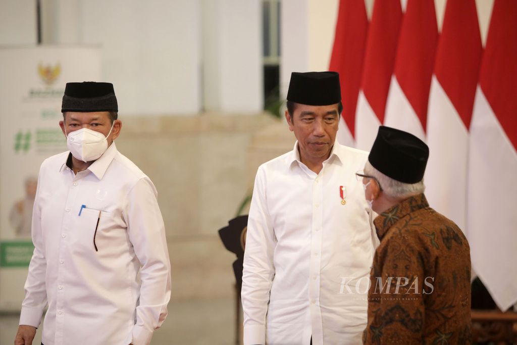 Presiden Joko Widodo berbincang dengan Wakil Presiden Ma’ruf Amin (kanan) sebelum menyerahkan zakat kepada Baznas di Istana Negara, Jakarta, Selasa (28/3/2023). 