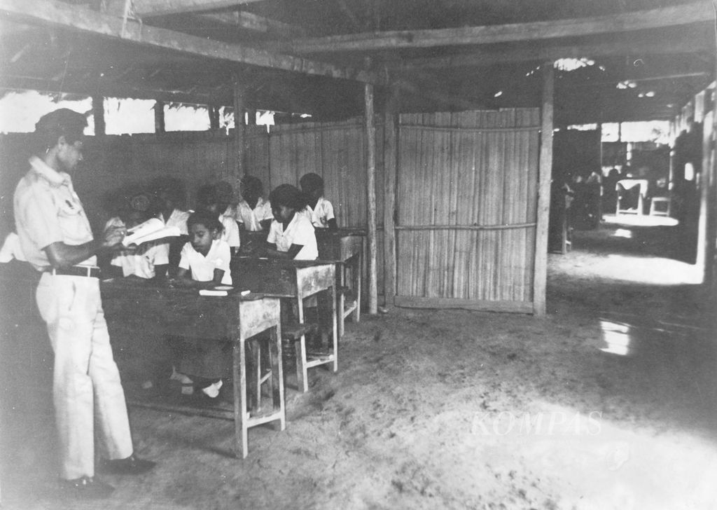 Pak Guru ini sendirian harus mengajar keenam lokal kelas murid-muridnya di SD Manusela - Seram Utara (8/4/1987)