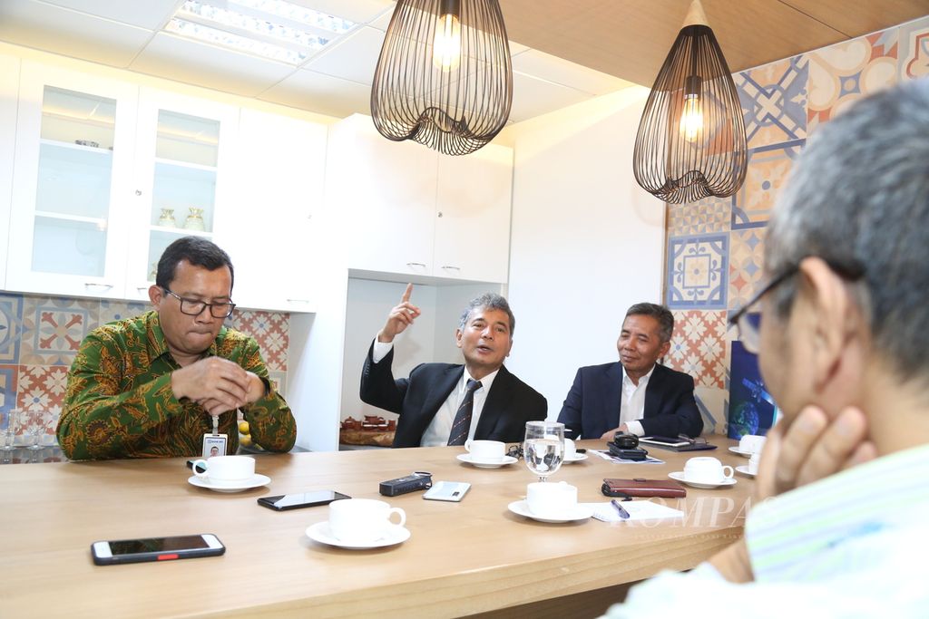 Direktur Utama PT Bank Rakyat Indonesia (Persero) Tbk Sunarso (tengah) bersama Direktur Keuangan Bank BRI Haru Koesmahargyo (kiri) dan Direktur Bisnis Mikro Bank BRI Supari (kanan) pada diskusi Kompas 100 CEO Talks di Menara Kompas, Jakarta, Senin (9/3/2020).