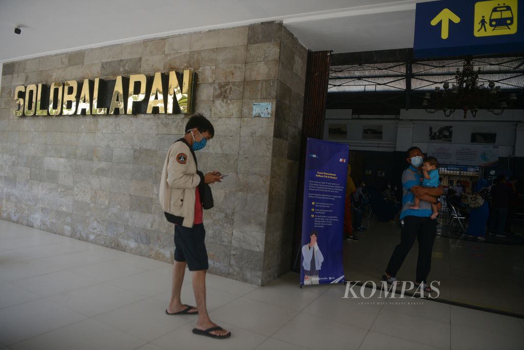 Calon penumpang bersiap mengikuti pemeriksaan dengan metode GeNose di Stasiun Solo Balapan, Kota Surakarta, Jawa Tengah, 15 Februari 2021. 