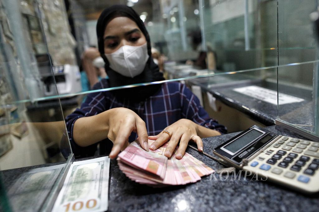 Karyawan menunjukkan uang rupiah dan dollar AS di tempat penukaran valuta asing PT Valuta Artha Mas, ITC Kuningan, Jakarta, Oktober 2022. Eksportir diminta mengonversi devisa hasil ekspor (DHE) ke dalam mata uang lokal rupiah dan menahannya di dalam negeri. 