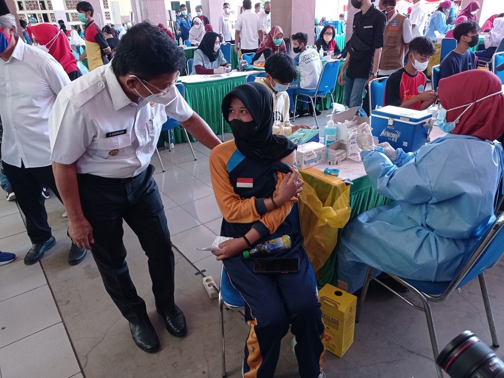 Wakil Wali Kota Tangerang Sachrudin meninjau vaksinasi pelajar di Pusat Pemerintahan Kota Tangerang, Rabu (1/9/2021). Pemkot mengebut vaksinasi pelajar meskipun belum ada tanggal pasti dimulainya pembelajaran tatap muka.