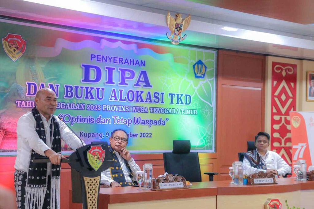 Gubernur NTT Viktor Laiskodat saat penyerahan DIPA 2023 kepada para bupati/wali kota dan pejabat lain di Kupang, Jumat (9/12/2022).