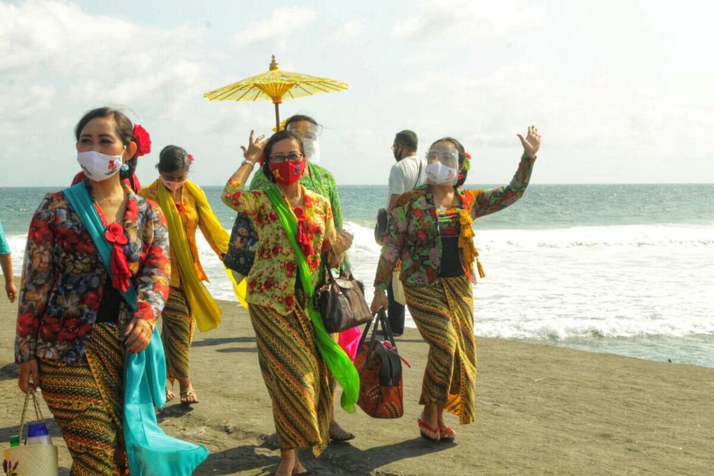 Anggota Perempuan Berkebaya Indonesia di Yogyakarta memakai kebaya dalam keseharian, termasuk ketika ke pantai, 5 April 2021. 