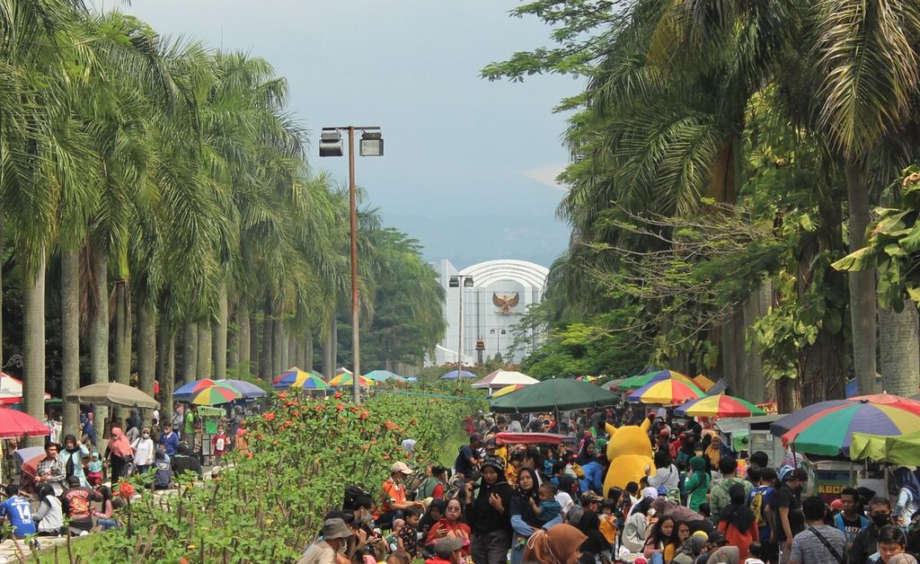 Suasana keramaian pengunjung pasar tumpah di Monumen Perjuangan Rakyat Jawa Barat, Kota Bandung, Minggu (19/12/2021). Masih banyak warga tidak memakai masker dan abai menerapkan jaga jarak dalam kerumunan tersebut sehingga berpotensi meningkatkan penularan Covid-19.