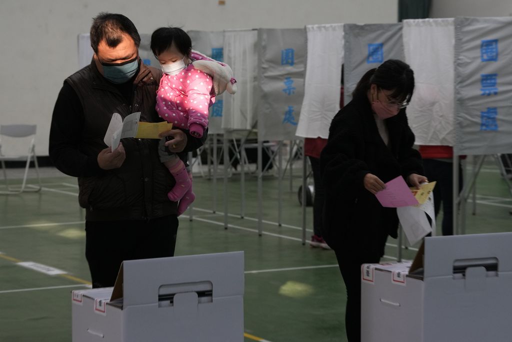 Warga Taiwan memberikan suara untuk pemilihan presiden di tempat pemungutan suara di Tainan, Taiwan selatan, Sabtu (13/1/2024). Mereka memberikan suara untuk memilih presiden baru dalam pemilu yang dapat memetakan arah hubungannya dengan China dalam empat tahun. 