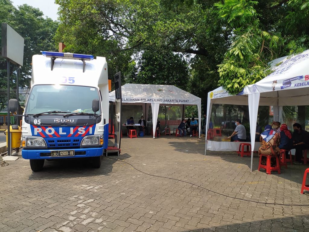Antrean perpanjangan surat izin mengemudi atau SIM di SIM keliling Kantor Pos Lapangan Banteng, Sawah Besar, Jakarta Pusat, Rabu (14/4/2021). Warga berharap layanan perpanjangan SIM daring lebih efisien ketimbang luring.