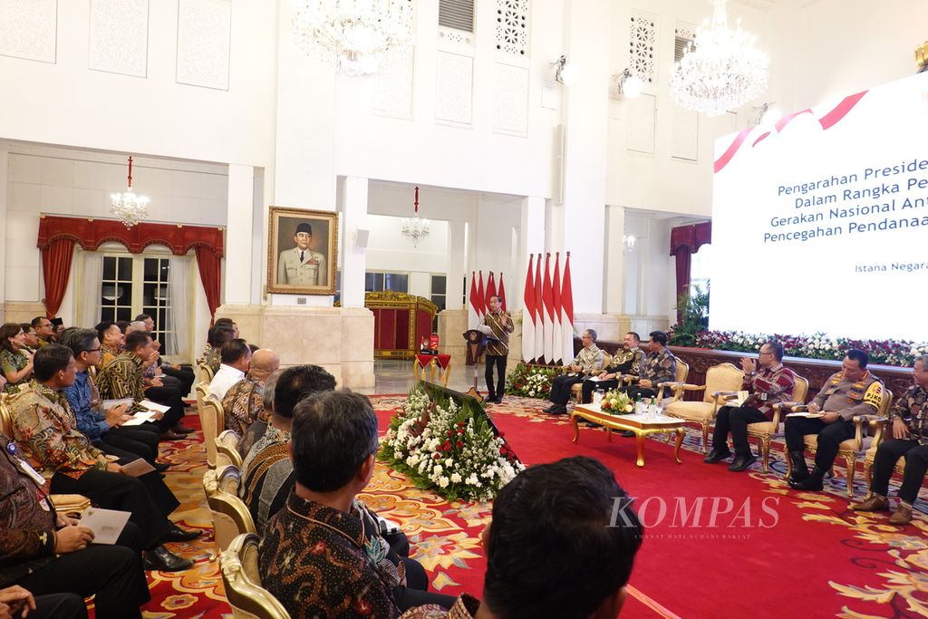 Presiden Joko Widodo ketika memberikan pengarahan pada Peringatan 22 Tahun Gerakan Nasional Anti Pencucian Uang dan Pencegahan Pendanaan Terorisme (APU PPT) pada Rabu (17/4/2024) di Istana Negara, Jakarta.
