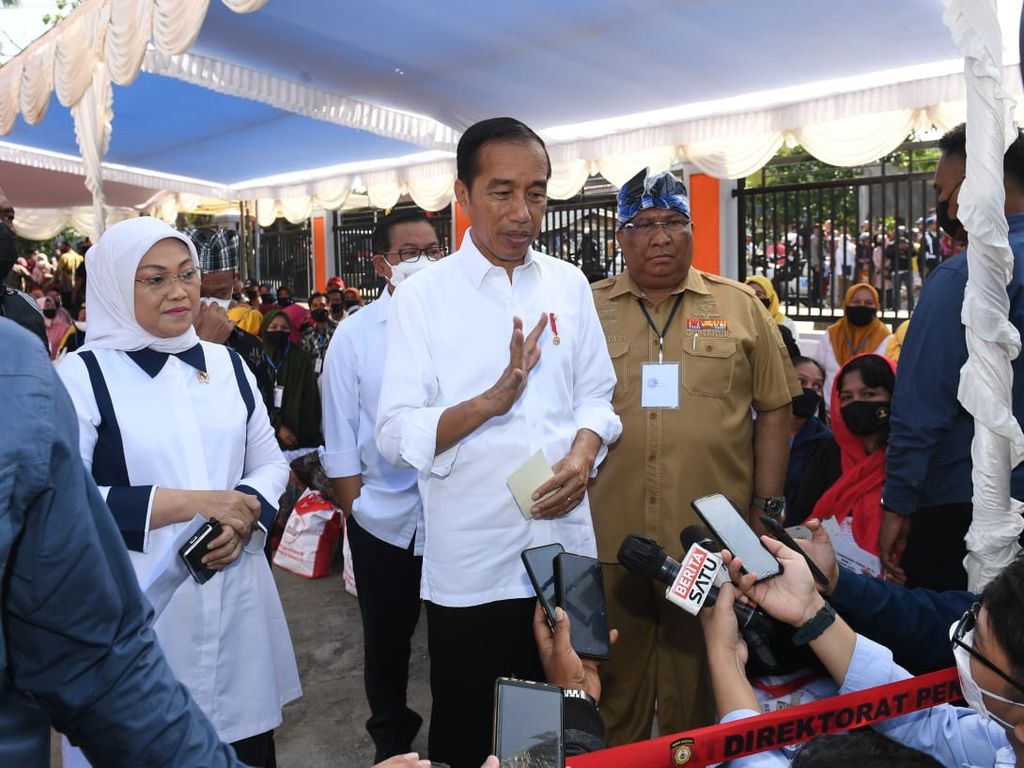 Presiden Joko Widodo didampingi Menteri Ketenagakerjaan Ida Fauziyah menyampaikan keterangan mengenai penyaluran BLT BBM dan bantuan subsidi upah (BSU), Selasa (27/9/2022), di Kota Baubau, Sulawesi Tenggara. 