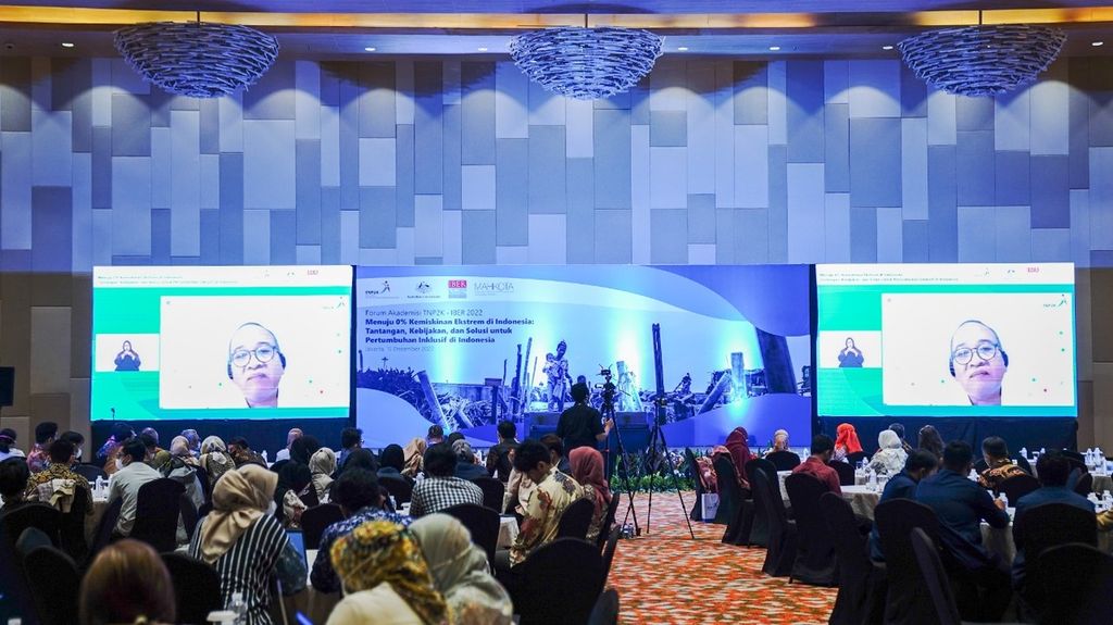 Tim Nasional Percepatan Penanggulangan Kemiskinan (TNP2K) bersama Indonesia Bureau of Economic Research (IBER) menggelar diskusi bersama akademisi dari berbagai kampus untuk membahas program percepatan penghapusan kemiskinan ekstrem di Indonesia di Hotel Grand Mercure Kemayoran, Jakarta Pusat, Kamis (15/12/2022).