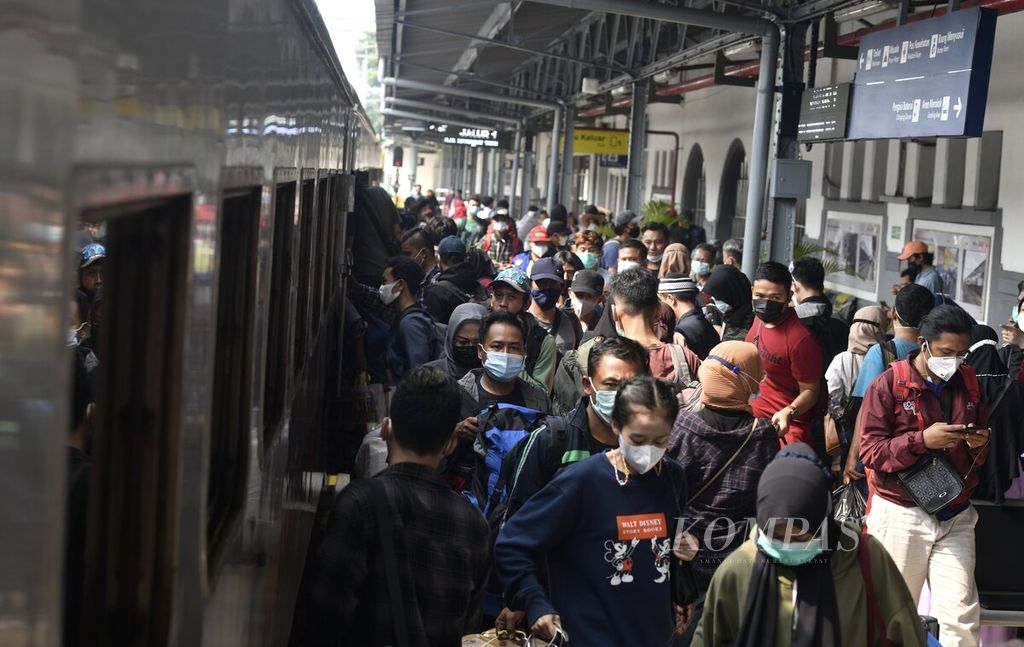 Penumpang kereta api jarak jauh memadati peron saat akan memasuki gerbong kereta di Stasiun Senen, Jakarta Pusat, Rabu (5/5/2021). 
