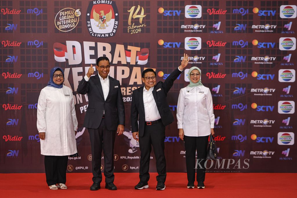 Pasangan capres-cawapres nomor urut 1, Anies Baswedan (kedua dari kiri) dan Muhaimin Iskandar (kedua dari kanan), didampingi istri tiba di Jakarta Convention Center, Minggu (21/1/2024). 