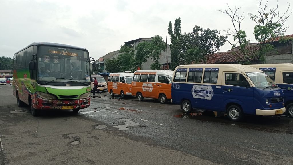 Bus Tayo melintas di antara deretan Si Benteng di Terminal Cimone, Kota Tangerang, Banten, Kamis (8/9/2022). Pemerintah Kota Tangerang terus berupaya agar warga beralih ke angkutan umum.