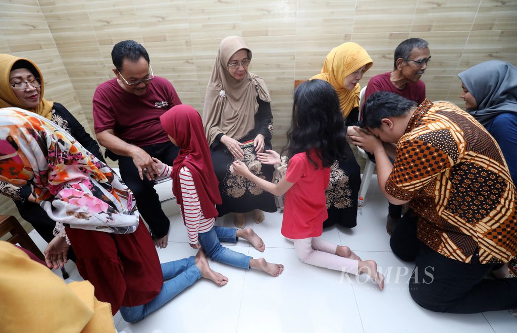 Sungkeman untuk memohon maaf lahir batin serta memohon doa restu dari yang muda ke sesepuh menjadi inti sebuah pertemuan keluarga besar menyambut Lebaran di Ngawi, Jawa Timur, awal Juni 2019.