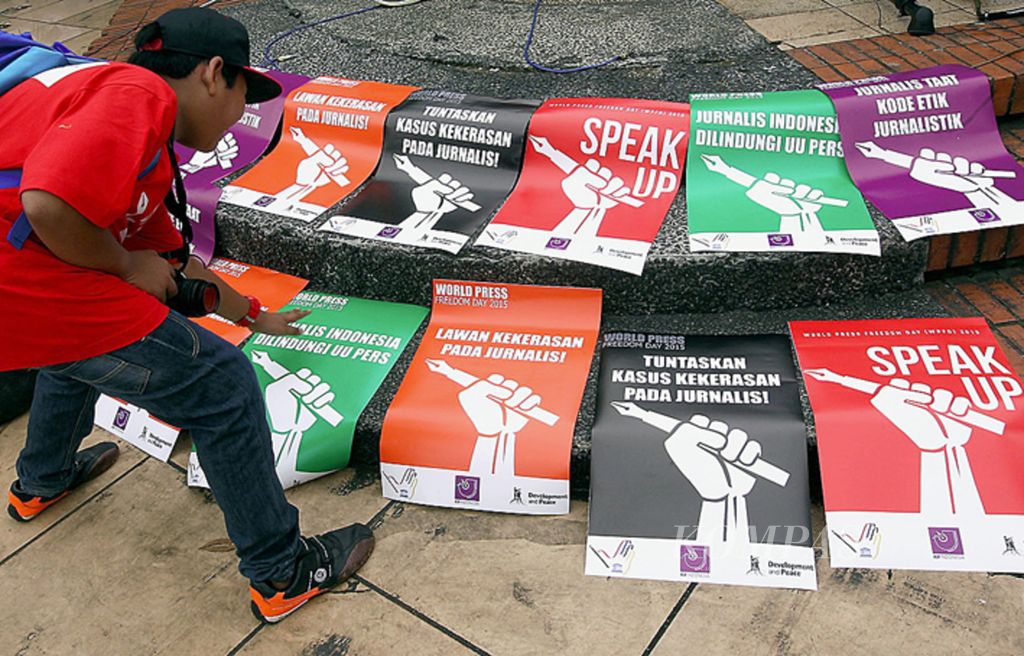 Anggota Aliansi Jurnalis Independen (AJI) menyusun pamflet-paflet saat berlangsungnya acara peringatan Hari Kebebasan Pers Sedunia di Taman Menteng, Jakarta, Minggu (3/5/2015). 