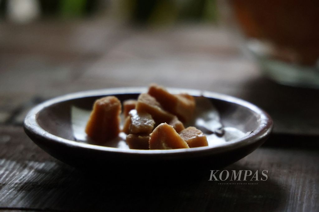 Gula jawa disajikan untuk camilan untuk pengunjung di  Gubuk Kopi Borobudur, Desa Karangrejo, Borobudur, Magelang, Jawa Tengah, Rabu (19/10/2022).