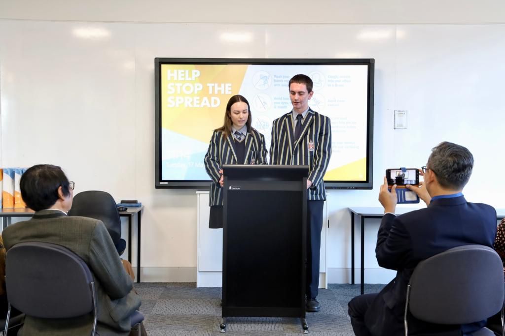 Perwakilan siswa Canberra Grammar School menunjukkan kemampuan mereka berpidato dalam bahasa Indonesia, di Canberra, Australia, Mei 2022.