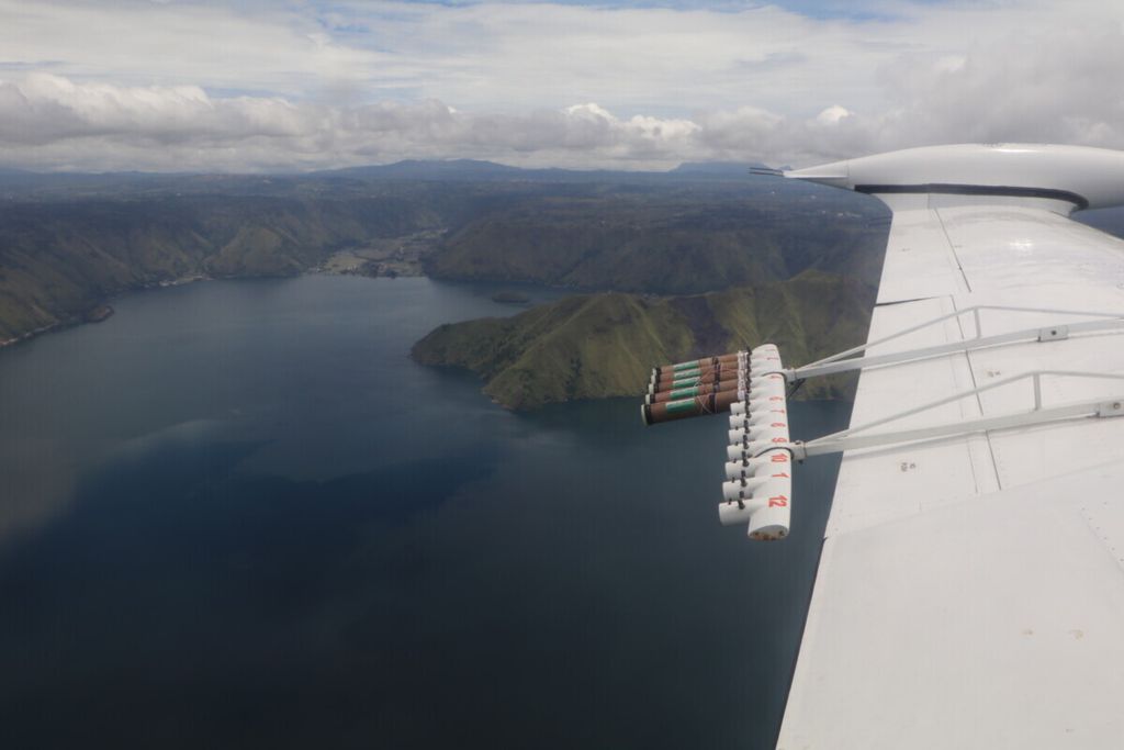 The Agency for the Assessment and Application of Technology conducted a weather modification technology by sowing cosat flares into the clouds to increase rainfall in the Lake Toba catchment area, North Sumatra, Wednesday (7/4/2021). Lake Toba's water level continues to drop to 903.17 meters above sea level and makes many piers unusable. Sigura-gura and Tangga hydroelectric power plants must reduce power if the TMA is below 902.40 MDPL.
