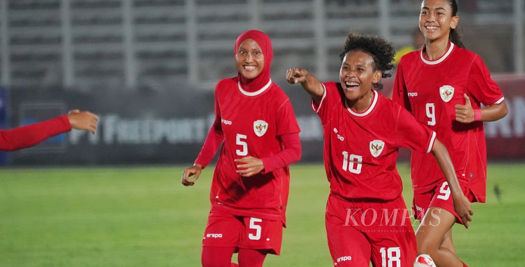 Ekspresi striker tim nasional putri Indonesia Marsela Yuliana Awi (tengah) setelah mencetak gol ke gawang Singapura pada laga persahabatan di Stadion Madya, Kompleks Gelora Bung Karno, Jakarta, Selasa (28/5/2024). 