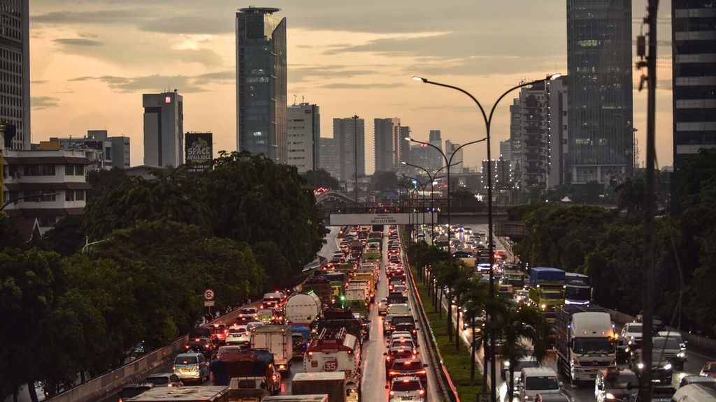 Pengendara terjebak kemacetan di dua arah Tol JORR, Jalan TB Simatupang, Jakarta Selatan, Jumat (26/11/2021). Polda Metro Jaya menyampaikan bahwa lalu lintas di Jakarta saat ini kembali padat dan menimbulkan kemacetan setelah pelonggaran pemberlakuan pembatasan kegiatan masyarakat (PPKM) level 1. Jumlah lokasi kemacetan sekarang sudah mendekati masa normal (sebelum pandemi). Volume arus lalu lintas juga sudah meningkat 40-80 persen dibandingkan saat PPKM level 4.