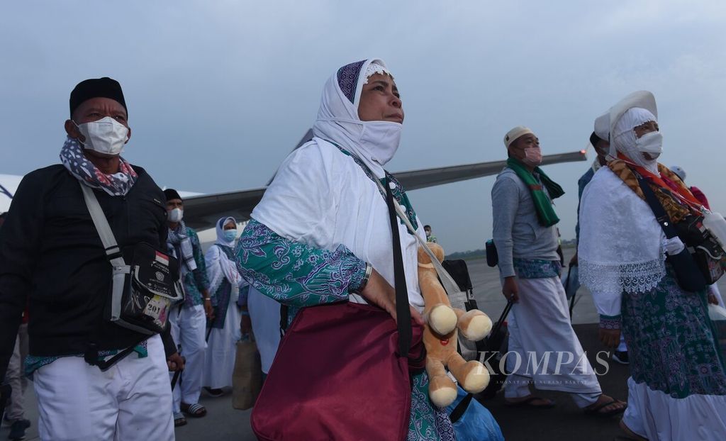 Jemaah haji Kloter 1 Debarkasi Surabaya yang baru turun dari pesawat Saudi Arabia Airlines menuju bus di Terminal 2 Bandara Internasional Juanda Surabaya di Kabupaten Sidoarjo, Jawa Timur, Minggu (17/7/2022). 