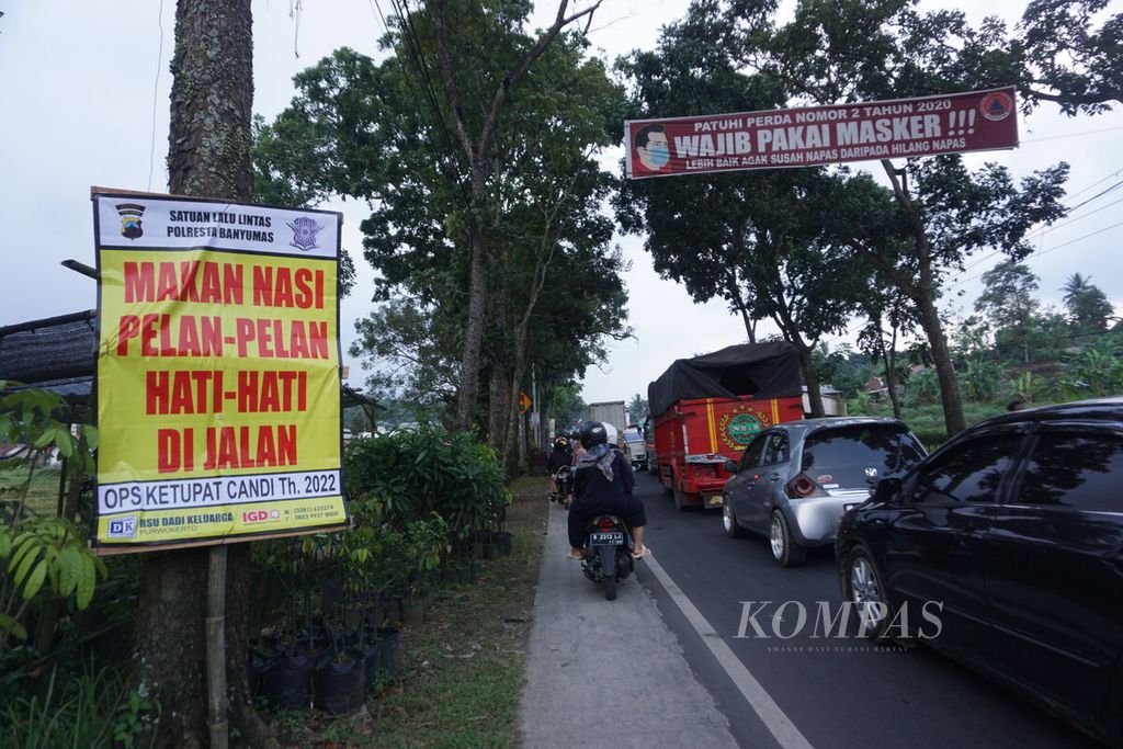 Bus Damri mogok di Cilongok sehingga menyebabkan kemacetan sekitar satu jam di ruas jalan Ajibarang-Purwokerto, Kabupaten Banyumas, Jawa Tengah, Jumat (29/4/2022).