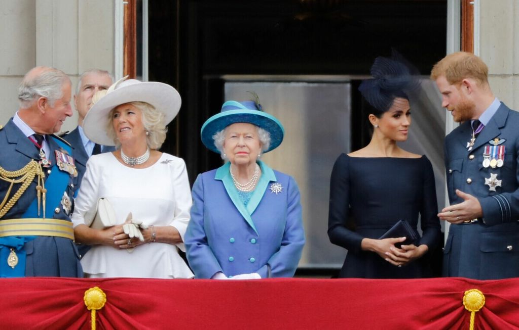 Foto yang diambil 10 Juli 2018 ini memperlihatkan Pangeran Charles dan Camilla, Duchess of Cornwall (kini Raja Charles III dan Permaisuri Camilla), Ratu Inggris Elizabeth II, serta Pangeran Harry dan istri, Meghan Markle, saat berada di balkon Istana Buckingham untuk melihat penerbangan militer yang menandai perayaan 100 Tahun Royal Air Force. 