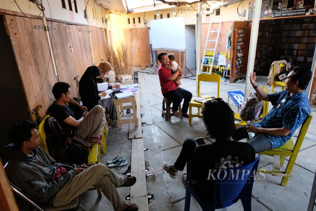 Sejumlah mahasiswa berkumpul dan berbincang di toko buku Merahitam di Makassar, Sulawesi Selatan, Selasa (17/10/2023). Toko yang dibuat pada 2019 ini lantas berkembang menjadi penerbitan buku lokal pada 2020. 