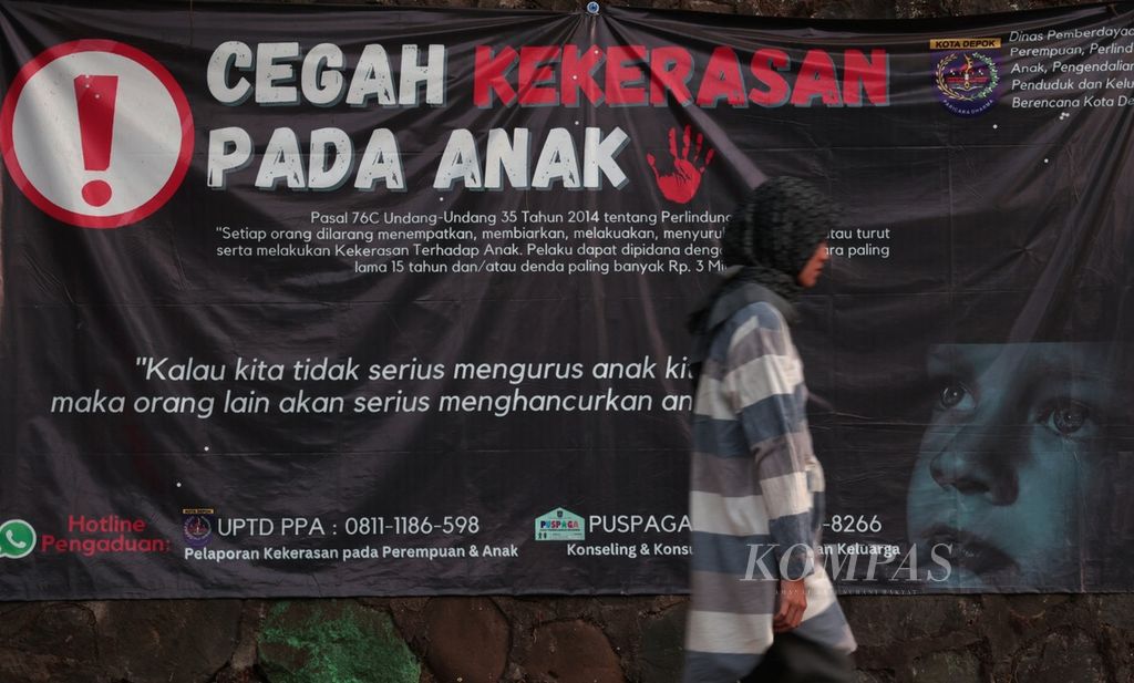 Warga melintasi spanduk kampanye antikekerasan terhadap anak di kawasan Bojongsari, Depok, Jawa Barat, Minggu (29/10/2023). Komisi Perlindungan Anak Indonesia (KPAI) mencatat, pada Januari-Agustus 2023, data pelanggaran terhadap perlindungan anak yang masuk ke KPAI mencapai 2.355 kasus. Dari jumlah tersebut, kasus tertinggi adalah kekerasan seksual (487 kasus), diikuti kekerasan fisik/psikis (236 kasus). 