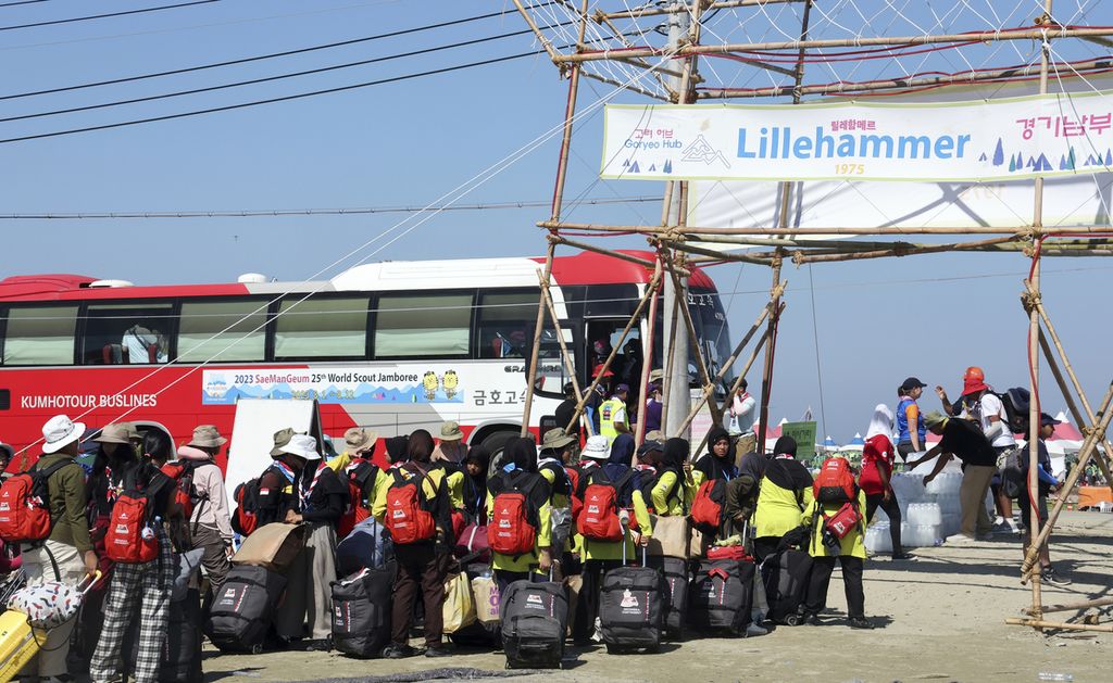Para peserta Jambore Pramuka Sedunia naik bus untuk meninggalkan lokasi perkemahan pramuka di Buan, Korea Selatan, untuk dievakuasi ke tempat yang lebih aman sebelum topan Khunan datang, Selasa (8/8/2023). 