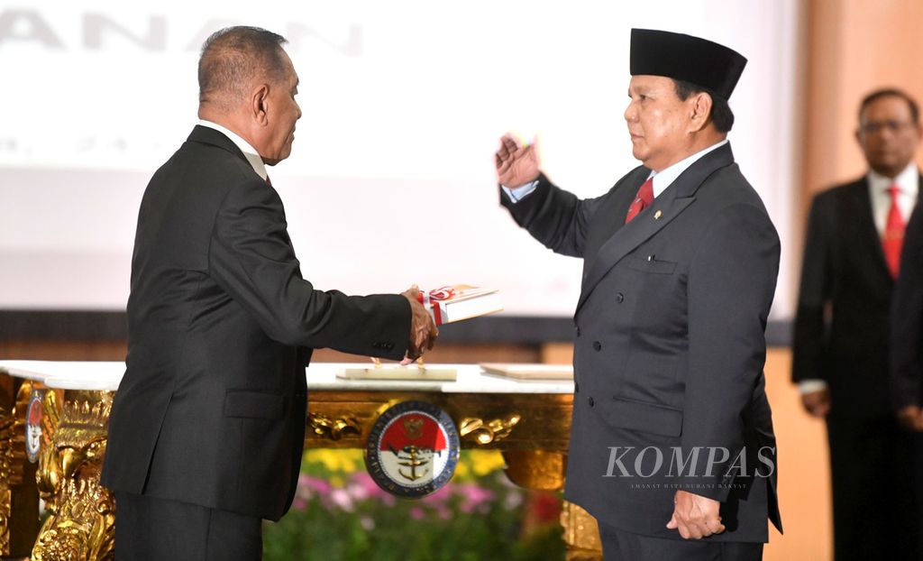 Menteri Pertahanan Kabinet Indonesia Maju Prabowo Subianto dan Menteri Pertahanan periode 2014-2019 Ryamizard Ryacudu saat acara serah terima jabatan Menteri Pertahanan di Kementerian Pertahanan, Jakarta, Kamis (24/10/2019). 
