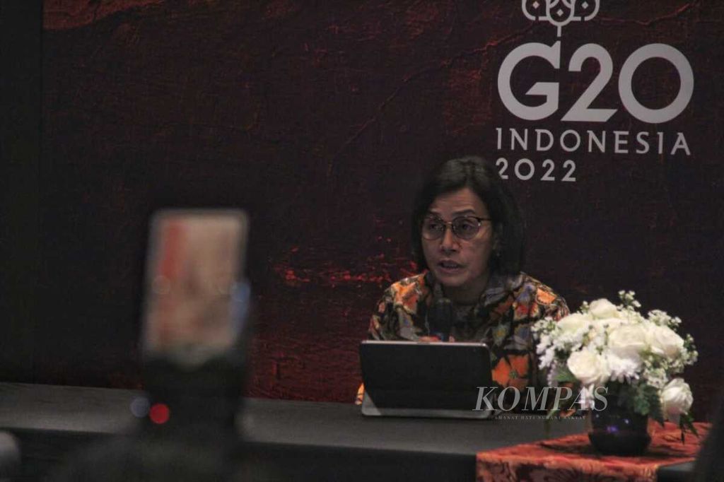 Menteri Keuangan Sri Mulyani Indrawati memberikan keterangan dalam konferensi pers seusai Pertemuan Gabungan Menteri Keuangan dan Kesehatan G20, Selasa (21/6/2022) malam, di Hotel Marriott Yogyakarta, Kabupaten Sleman, DI Yogyakarta. 