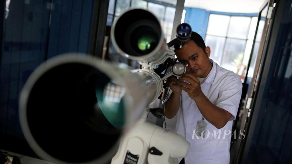 Pegawai Planetarium, Taman Ismail Marzuki, Jakarta, mengeset teleskop yang akan dipergunakan untuk melihat <i>supermoon</i>, Selasa (30/1/2018). 