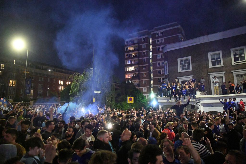 Para pendukung Chelsea turun ke jalan di sekitar Stadion Stamford Bridge, London, untuk merayakan keberhasilan tim kesayangan mereka itu meraih trofi Liga Champions Eropa, Minggu (30/5/2021) dini hari WIB. Mereka mengalahkan Manchester City di final. 