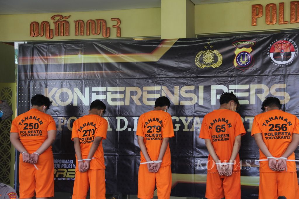 Lima pelaku kejahatan jalanan dihadirkan dalam konferensi pers di Markas Polda Daerah Istimewa Yogyakarta, Kabupaten Sleman, DIY, Senin (11/4/2022).  Berdasarkan pemeriksaan polisi, para pelaku tergabung dalam sebuah geng sekolah.