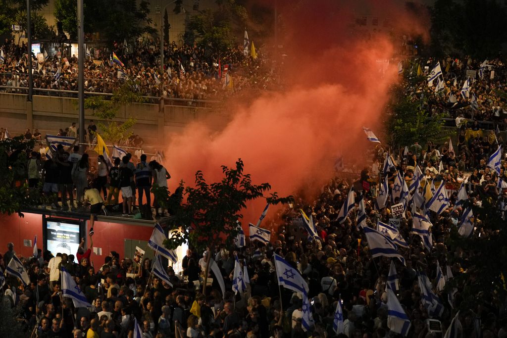 Ribuan warga Israel di sejumlah kota, Minggu (1/9/2024), turun ke jalan menentang kebijakan Perdana Menteri Benjamin Netanyahu yang terus mengobarkan perang. 