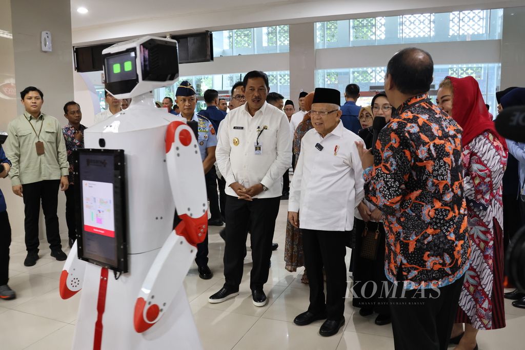 Wakil Presiden Maruf Amin meninjau fasilitas kesehatan di RSD KRMT Wongsonegoro, Semarang, Jawa Tengah, Jumat (26/1/2024) sore. Dua robot disiapkan untuk membantu mengarahkan pasien di rumah sakit.