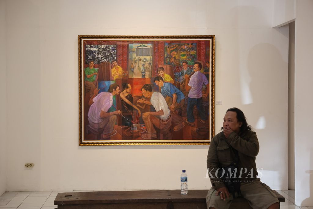 Lukisan berjudul “Humor Egaliter di Internal SBT” karya Misbach Tamrin ditampilkan dalam pameran <i>Dua Petarung</i> di Bentara Budaya Yogyakarta, Yogyakarta, Jumat (15/12/2023). 