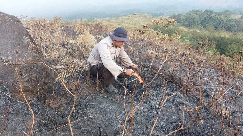 Petugas dari Kepolisian Resor Malang, Jawa Timur, tengah menyelidiki penyebab kebakaran lahan di lereng Gunung Arjuno, Rabu (30/8/2023).