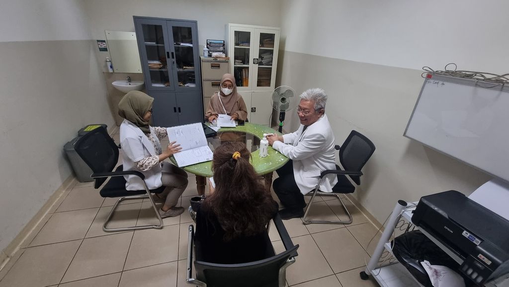 Para tenaga medis bersiap untuk melakukan pemeriksaan pasien di Klinik Memori Rumah Sakit Umum Pusat Hasan Sadikin Bandung, Kamis (5/9/2024). Pemeriksaan dan asesmen ini dilakukan untuk menentukan tipe demensia dan keparahannya, termasuk alzheimer.