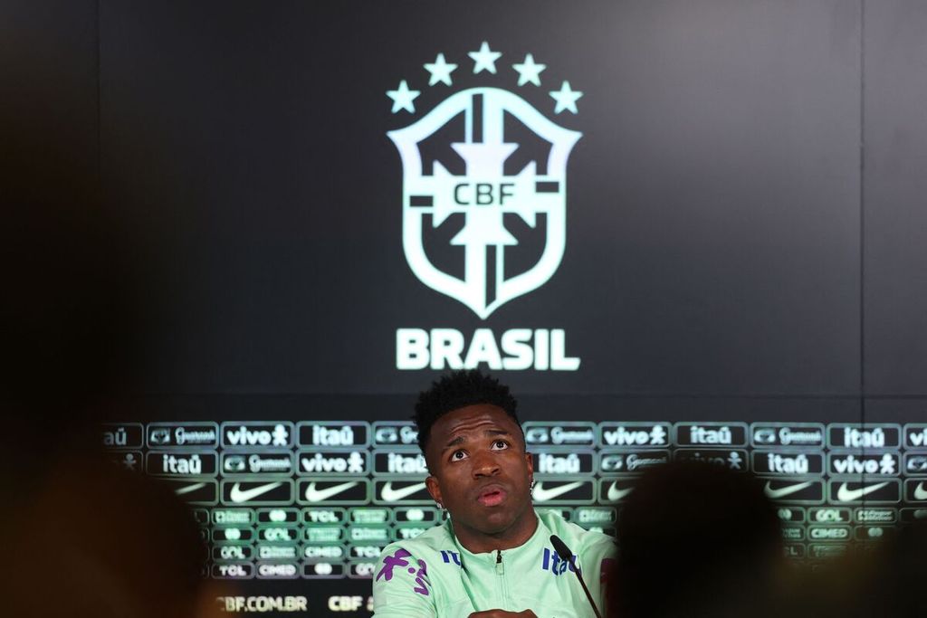 Penyerang Brasil, Vinicius Junior, saat jumpa pers jelang laga uji coba lawan Spanyol, 25 Maret 2024. Klub meminta para pemain berhati-hati agar tidak cedera saat memperkuat timnas dalam laga uji coba.