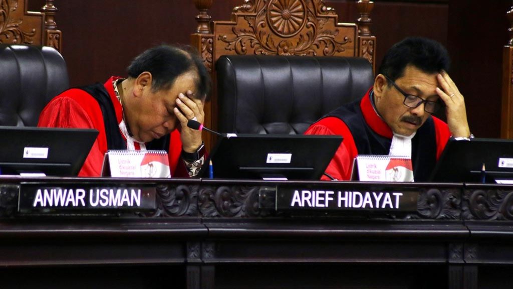 Ketua majelis hakim Mahkamah Konstitusi (MK) Arief Hidayat (kiri) bersama hakim MK I Dewa Gede Palguna (kanan) memimpin sidang gugatan UU Pemilu Nomor 7 Tahun 2017 di ruang sidang Gedung MK, Jakarta, Kamis (11/1/2017).