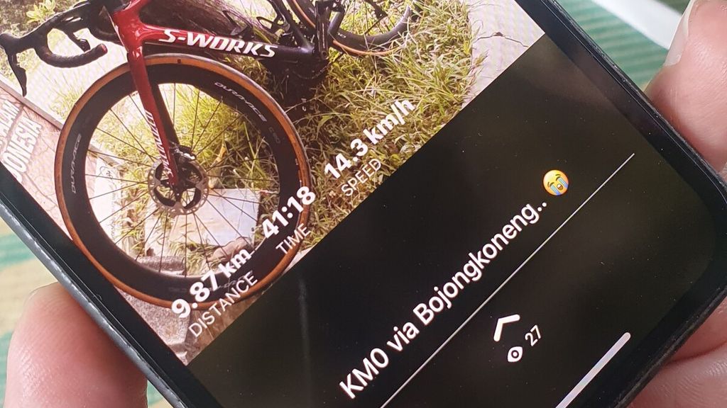 Pesepeda, Lukman Hakim (45), pegawai BUMN menunjukkan catatan bersepedanya melalui aplikasi di telefon pintarnya. Dia bersama teman-temannya mencapai titik nol kilometer Sentul di Bojong Koneng, Jawa Barat, Sabtu (19/11/2022) setelah menempuh perjalanan menanjak sepanjang 10 km dari Taman Budaya, Sentul selama 40 menit.