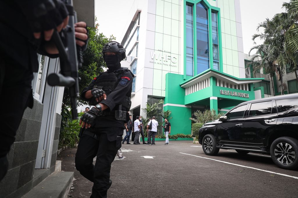 Anggota Brimob berjaga di sekitar lokasi penembakan di kantor Majelis Ulama Indonesia, Jakarta, Selasa (2/5/2023). Peristiwa penembakan terjadi di kantor Majelis Ulama Indonesia (MUI) pusat dan melukai satu orang yang tertembak di bagian punggung serta dua orang lain yang terkena pecahan kaca. Pelaku penembakan dinyatakan meninggal dunia setelah ditangkap dan dibawa ke Puskesmas Menteng. 