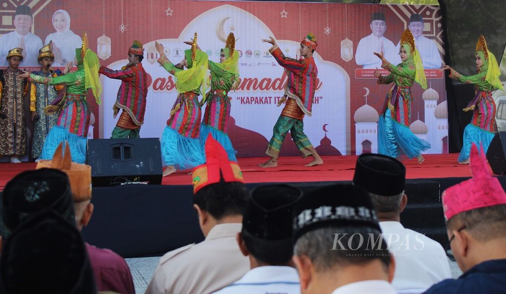 Pembukaan Pasar Ramadhan dimeriahkan dengan tari-tarian di Masjid Raya Darussalam, Kota Palangkaraya, Kalimantan Tengah, Kamis (23/3/2023). Setidaknya ada sembilan Pasar Ramadhan dibuat di Palangkaraya, Kalteng.