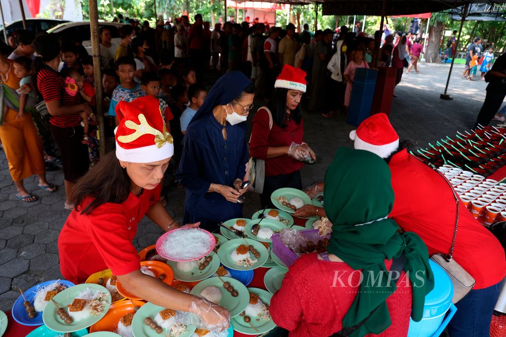 Kesibukan sukarelawan Piring Kasih saat mereka akan membagikan makanan gratis bagi warga sekitar di halaman Gereja Santa Theresia Bongsari, Kota Semarang, Jawa Tengah, Kamis (21/12/2023). 