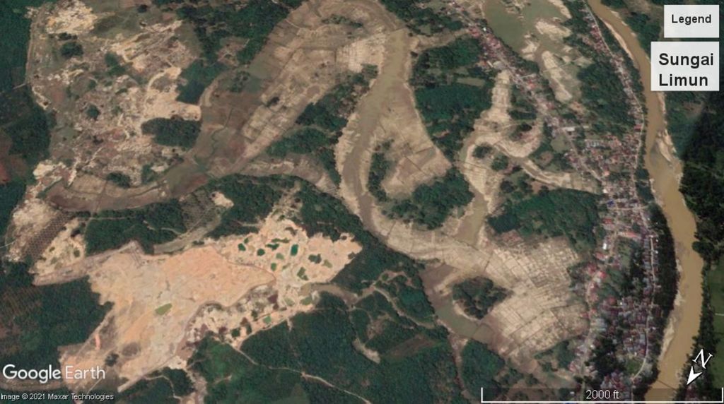 Lanskap penyangga Taman Nasional Kerinci Seblat, Kabupaten Sarolangun, 2020, makin parah digerogoti tambang emas liar di sepanjang aliran hulu sungai. Tangkapan layar Google Earth.